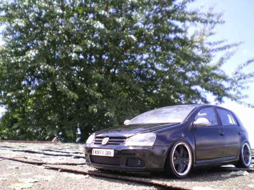 Volkswagen Golf GTI men in zwart 2 1/18 Burago