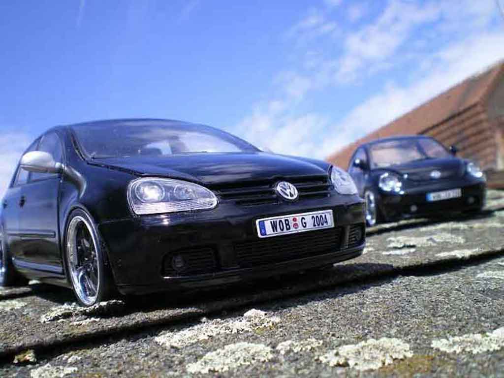 Volkswagen Golf GTI men in zwart 2 1/18 Burago