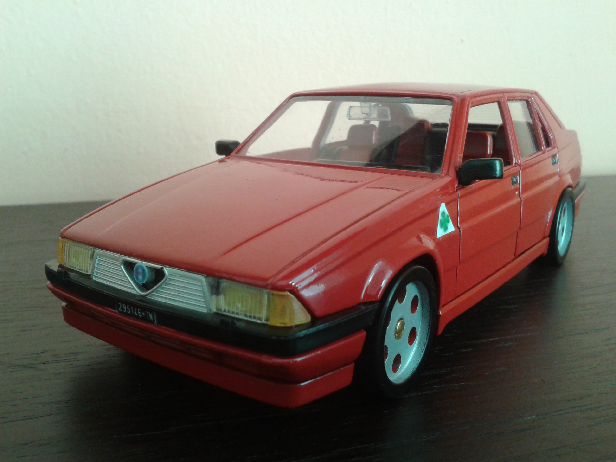 Alfa Romeo 75 1/18 Burago rood jantes metal modelauto