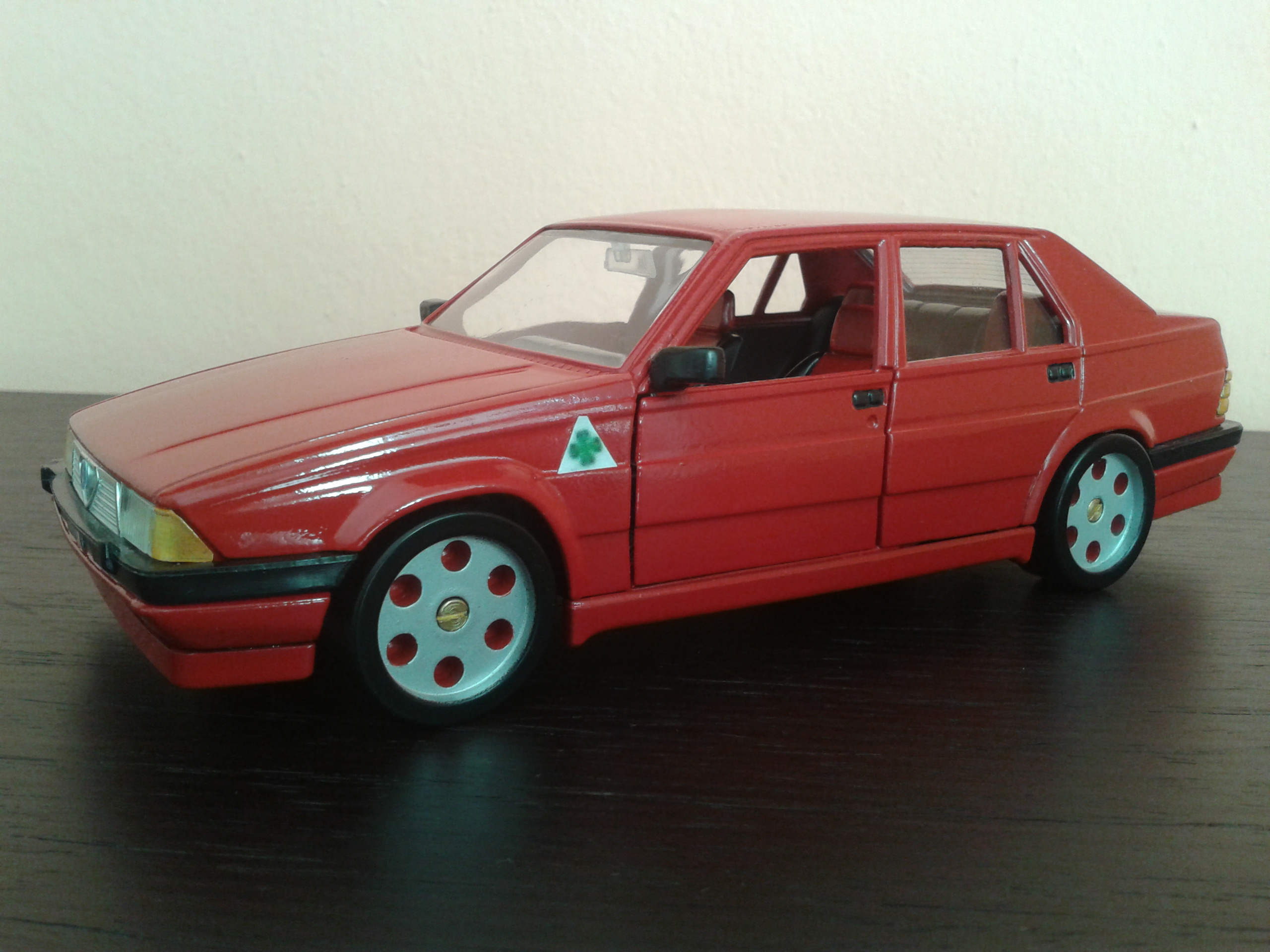 Alfa Romeo 75 berline rood jantes metal 1/18 Burago