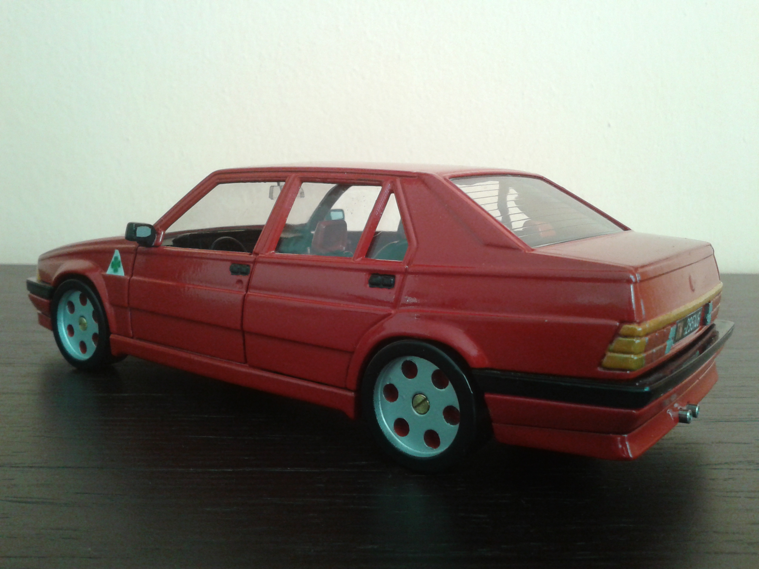 Alfa Romeo 75 berline rood jantes metal 1/18 Burago