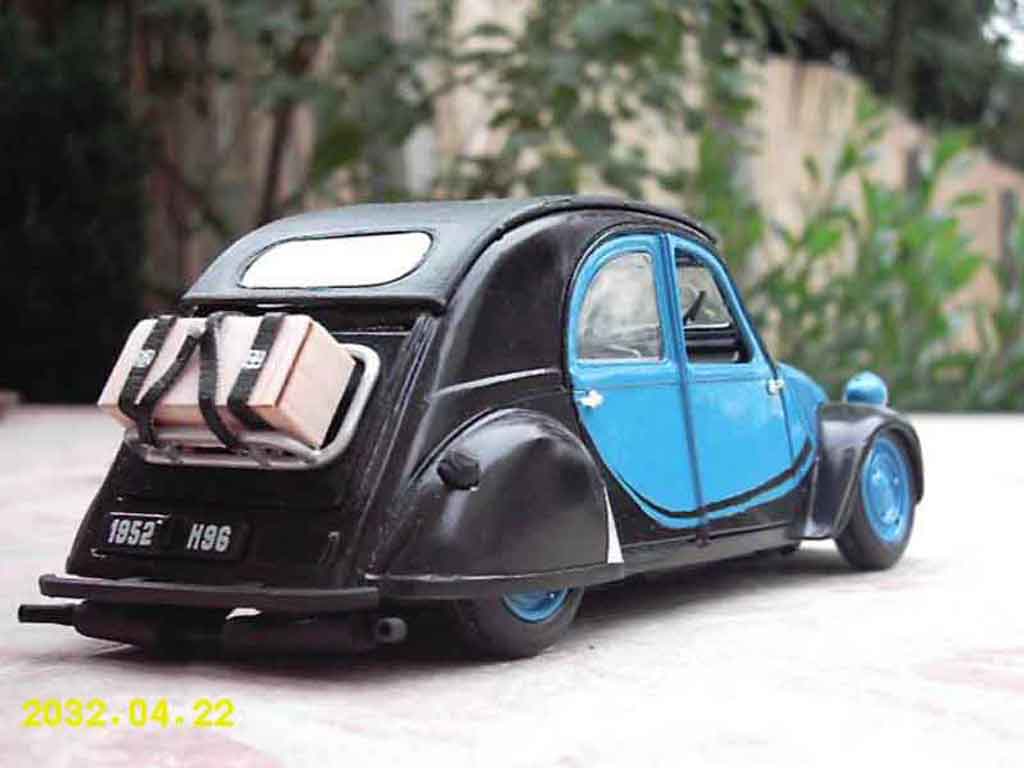 Citroen 2CV Berline old school 1/18 Maisto