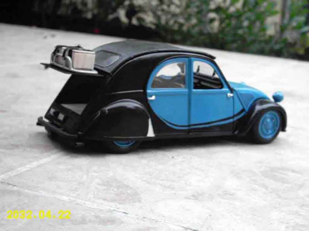 Citroen 2CV Berline old school 1/18 Maisto