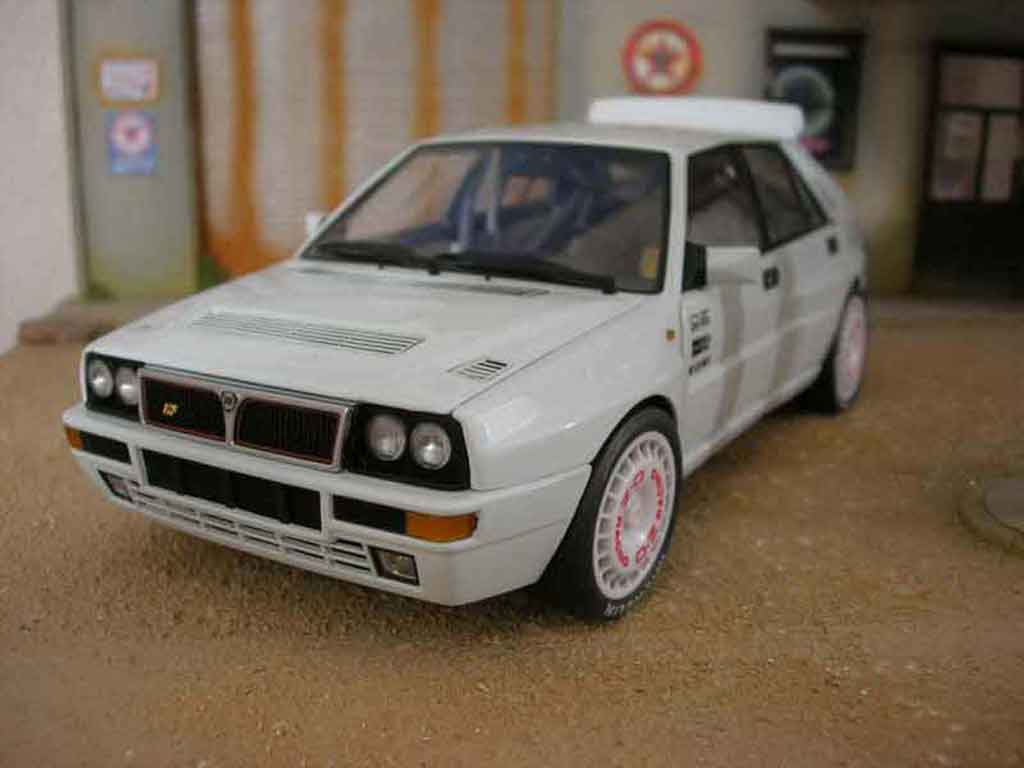 Lancia Delta HF Integrale evolution 2 street race 1/18 Kyosho