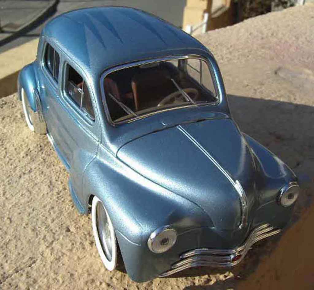Renault 4CV Base blauw 1/18 Solido