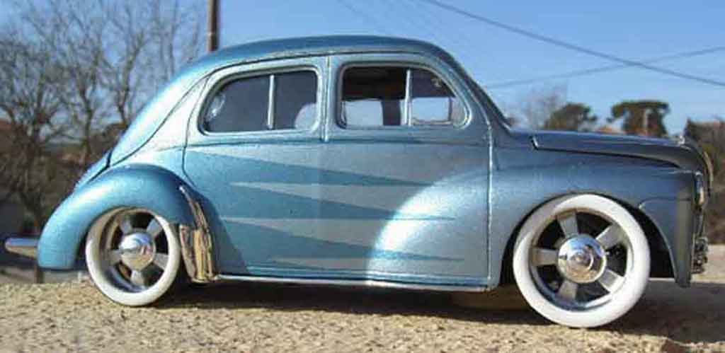 Renault 4CV Base blauw 1/18 Solido