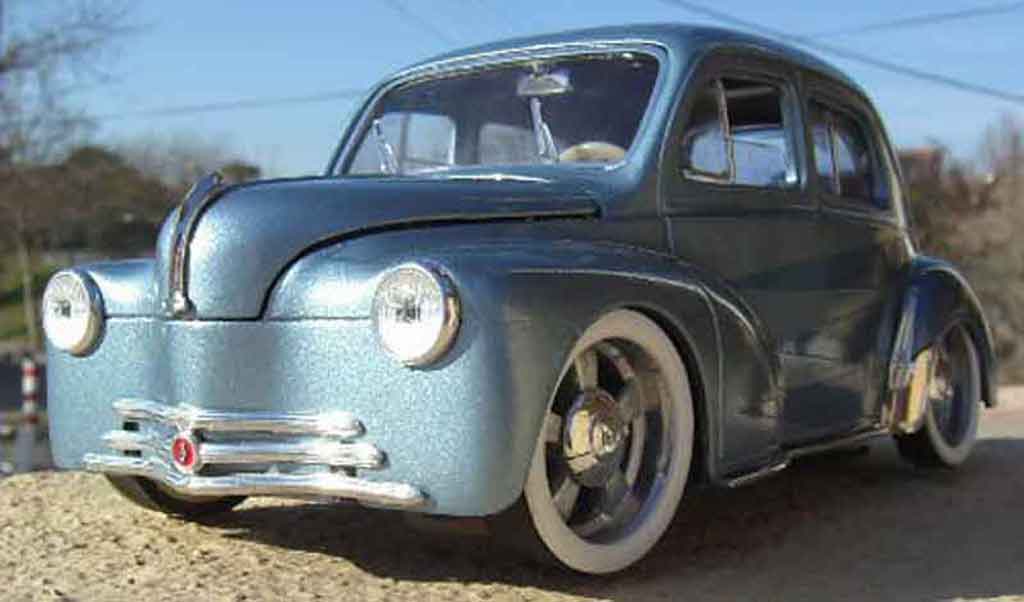 Renault 4CV Base blauw 1/18 Solido