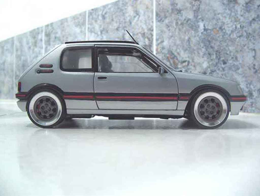 Peugeot 205 GTI 1/18 Solido GTI panoramique modelauto