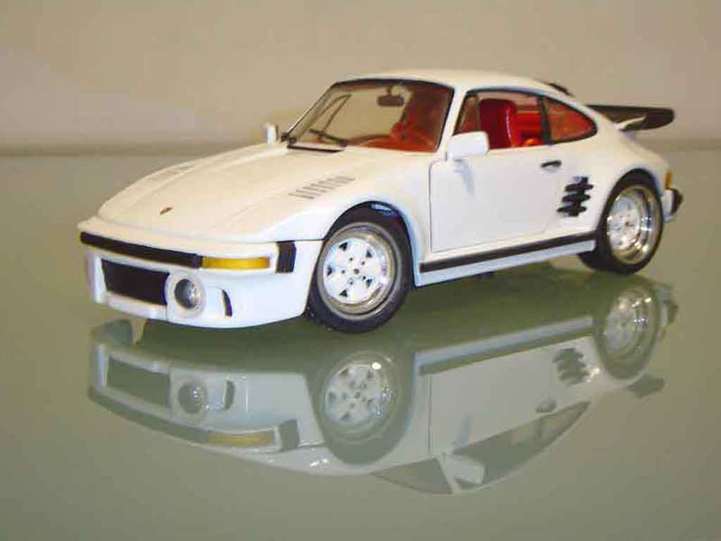 Porsche 911 Turbo Flat Nose type 1/18 Revell