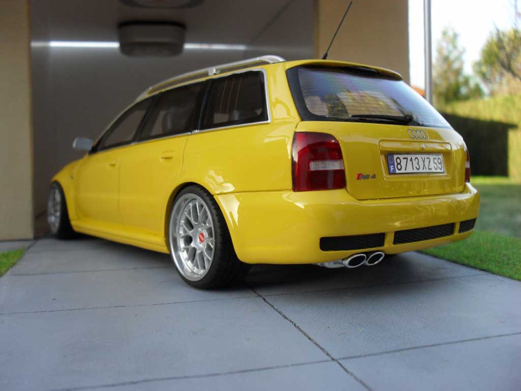 Audi RS4 berline geel jantes BBS 19 pouces 1/18 Ottomobile