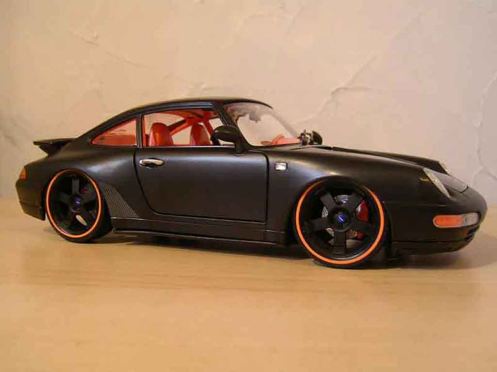 Porsche 911 Carrera 4 coupe zwart 1/18 Burago