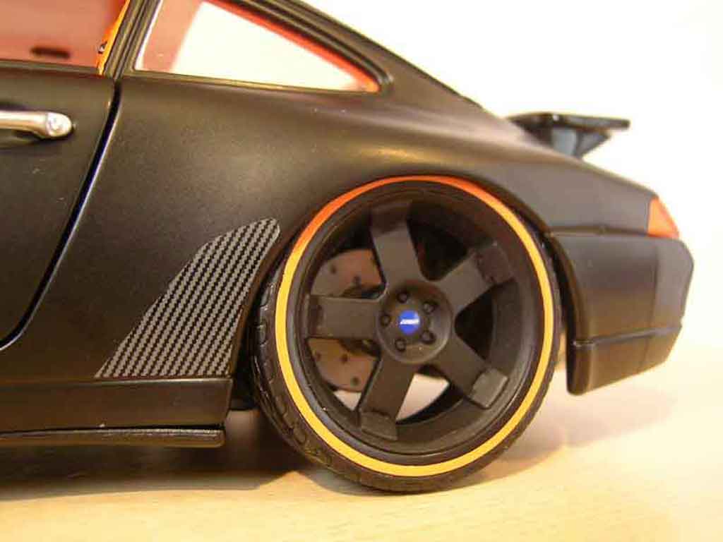 Porsche 911 Carrera 4 coupe zwart 1/18 Burago