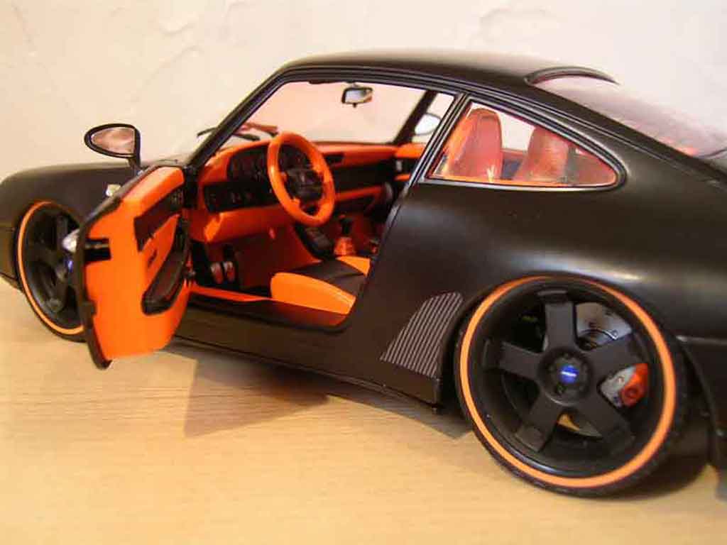 Porsche 911 Carrera 4 coupe zwart 1/18 Burago