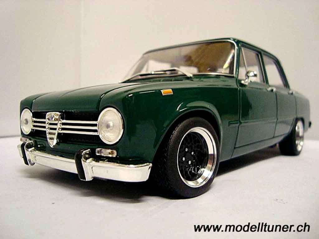 Alfa Romeo Giulia 1300 1/18 Minichamps 1300 super 1971 modelauto