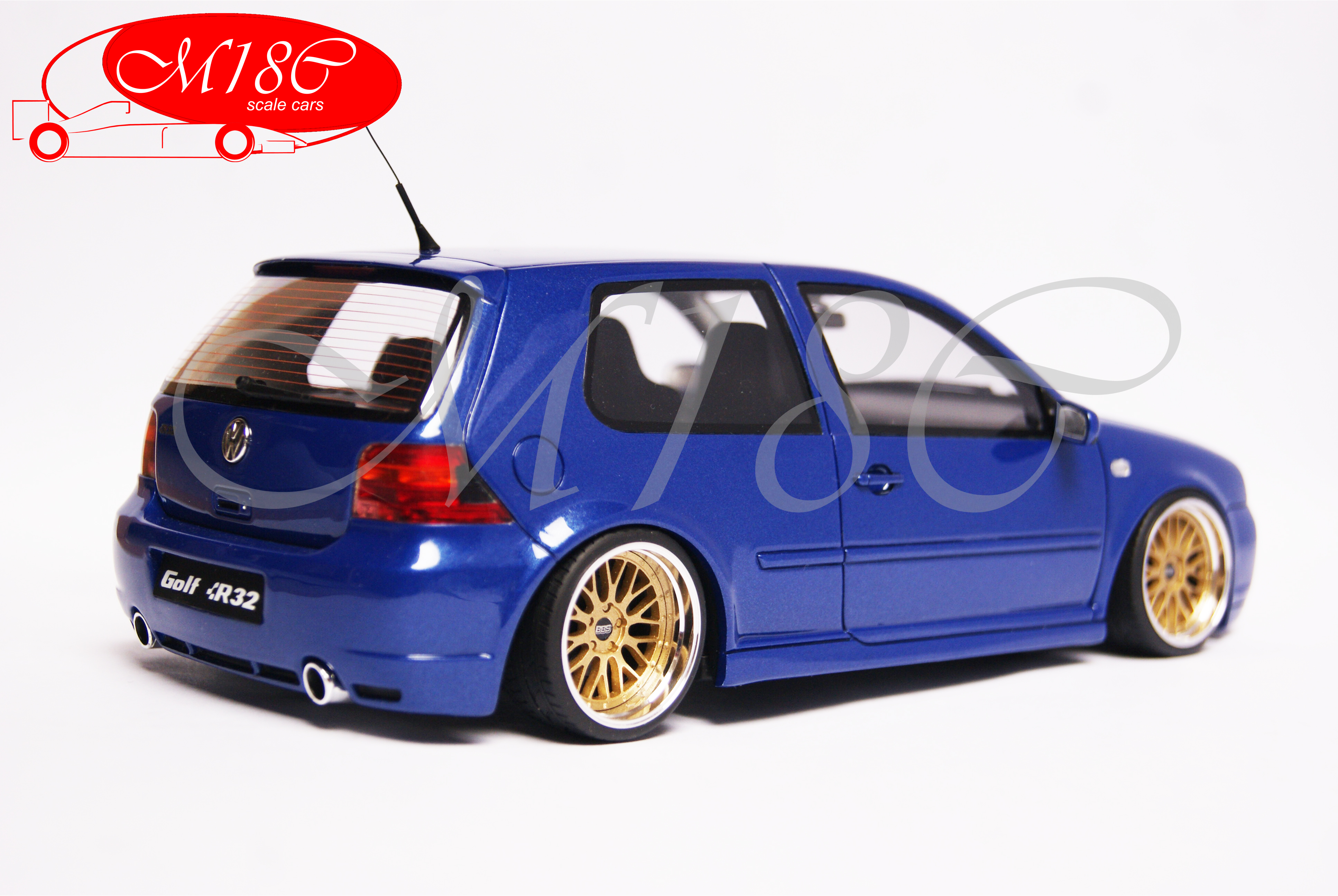 Volkswagen Golf R32 blauw jantes BBS 19 pouces bords larges 1/18 Ottomobile