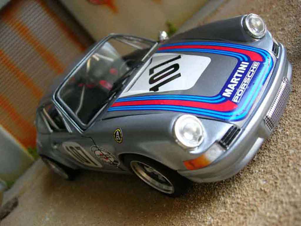 Porsche 911 RS 1/18 Universal Hobbies RS 2.7 martini modelauto