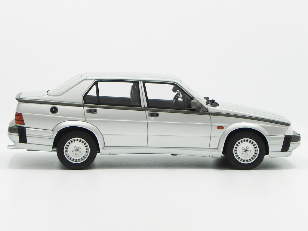 Alfa Romeo 75 3.0 v6 LM087C grijs 1/18 Laudoracing Models
