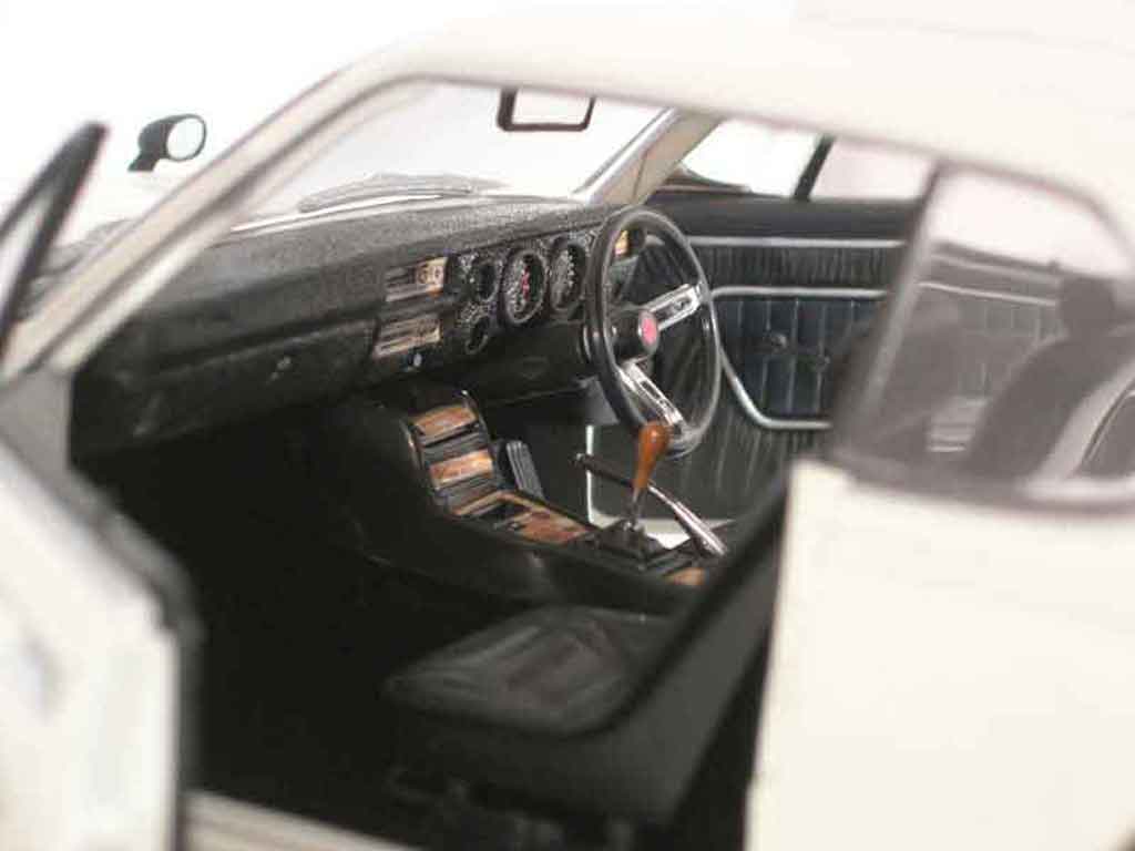 Nissan Skyline 2000 gt-r kpgc 10 wit 1/18 Kyosho