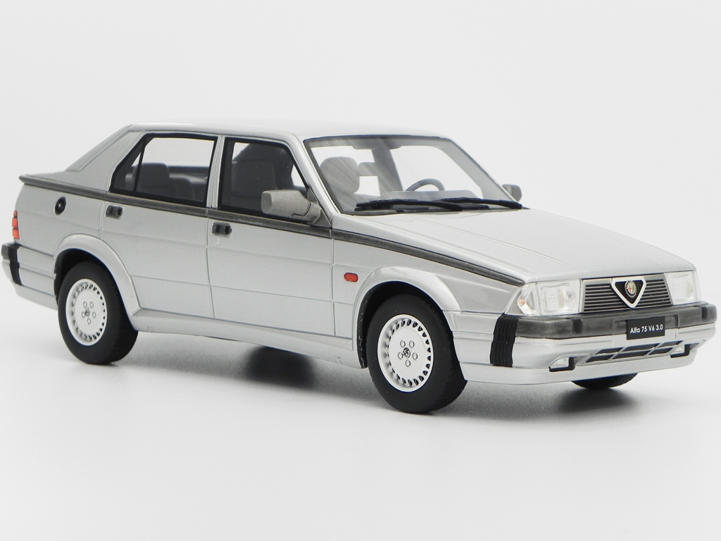 Alfa Romeo 75 3.0 v6 LM087C grijs 1/18 Laudoracing Models