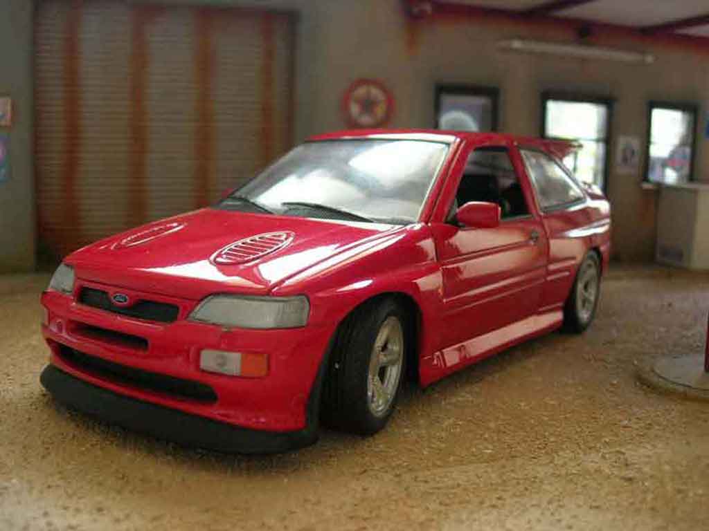 Ford Escort Cosworth rs rood 1/18 Ut Models