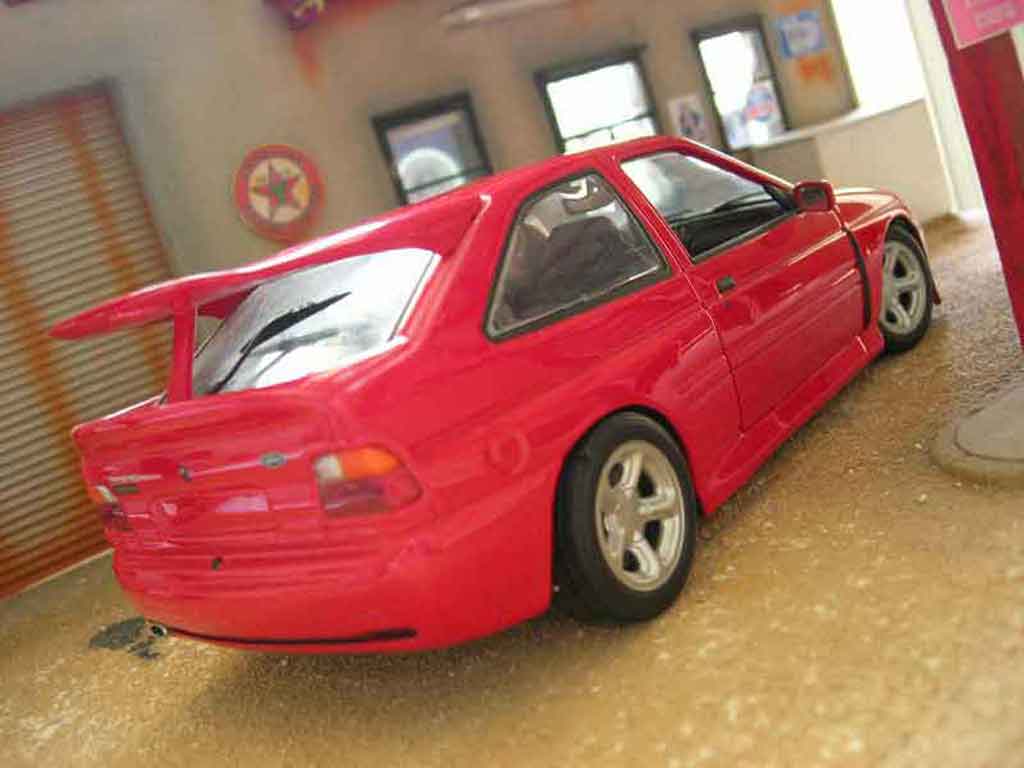 Ford Escort Cosworth rs rood 1/18 Ut Models