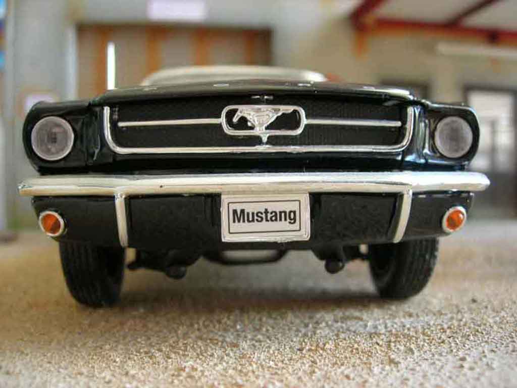 Ford Mustang Convertible cabriolet zwart 1/18 Welly