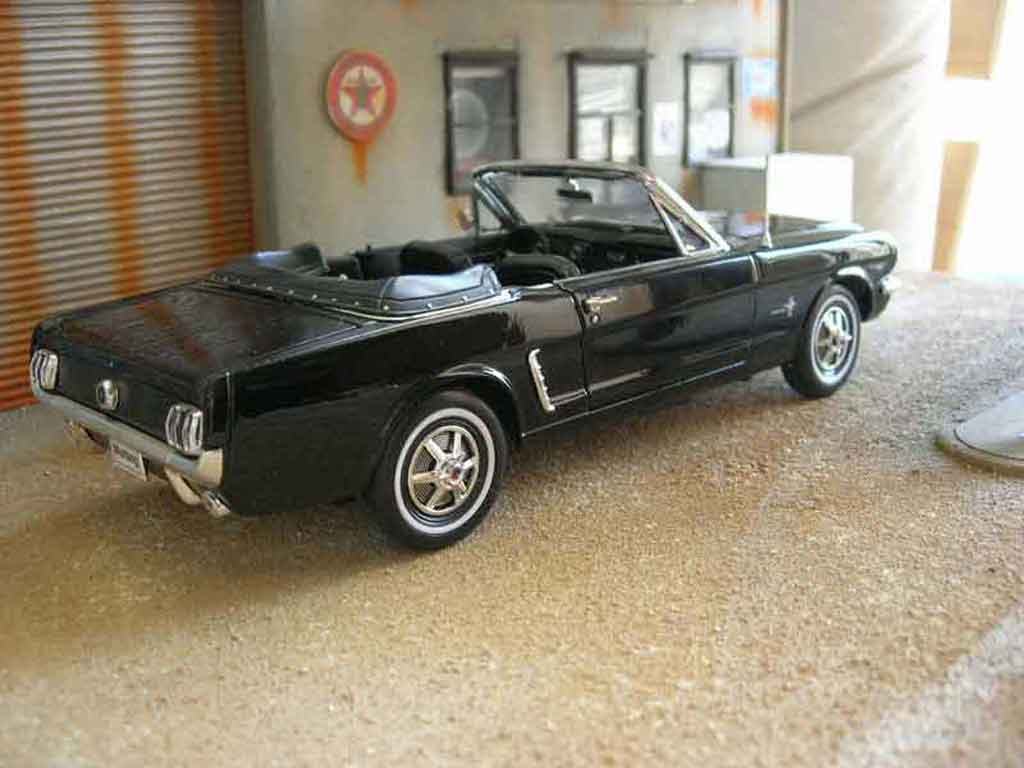 Ford Mustang Convertible cabriolet zwart 1/18 Welly