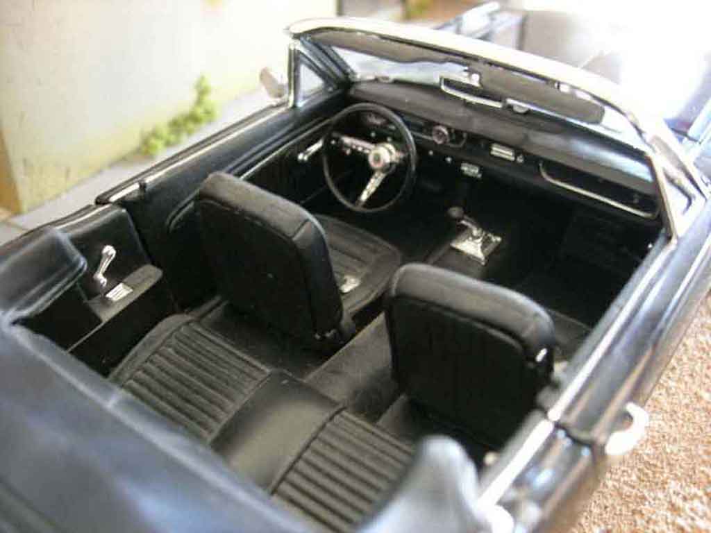 Ford Mustang Convertible cabriolet zwart 1/18 Welly