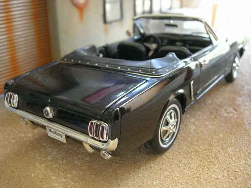 Ford Mustang Convertible cabriolet zwart 1/18 Welly