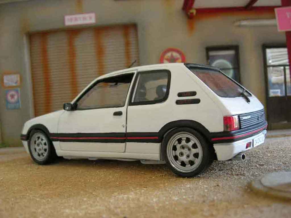Peugeot 205 GTI 1.9 Blanc Meije ligne groupe n 1/18 Solido