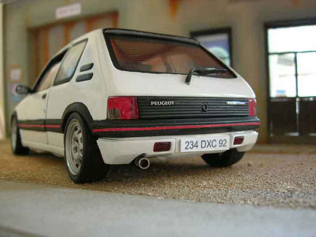 Peugeot 205 GTI 1/18 Solido 1.9 Blanc Meije GTI ligne groupe n modelauto