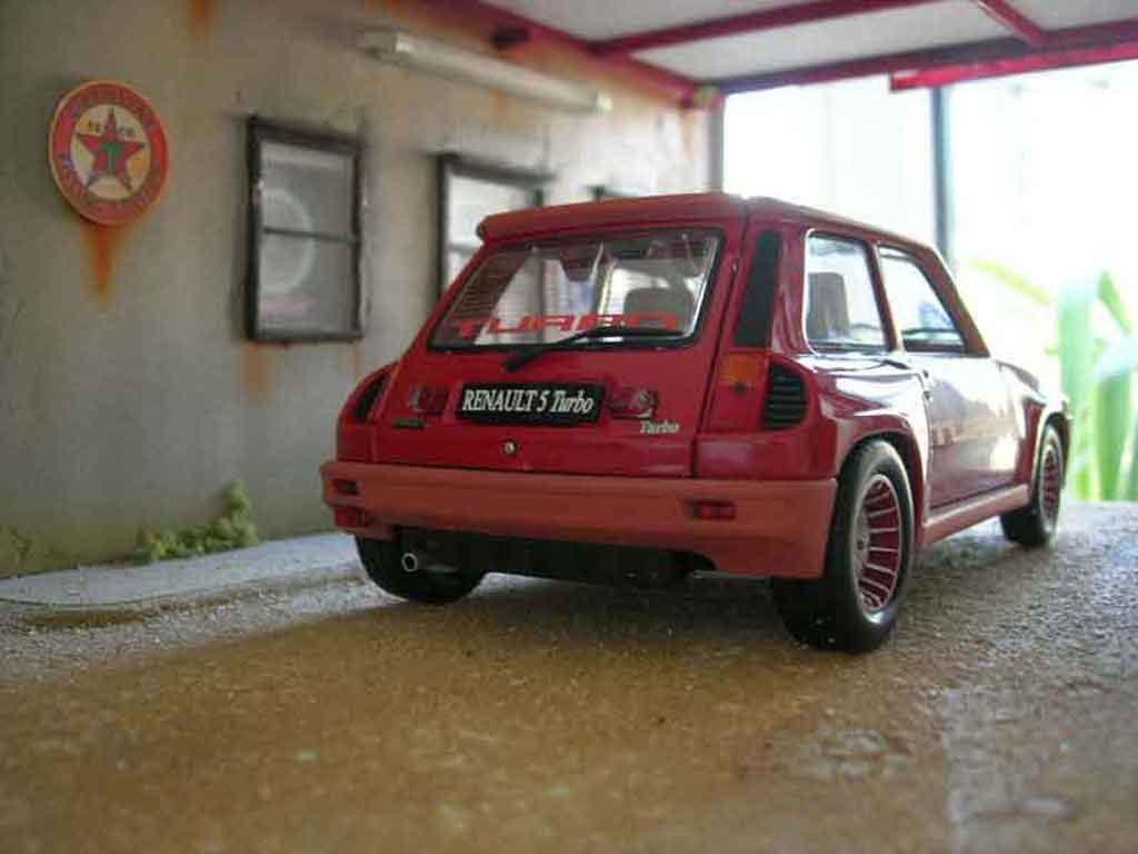 Renault 5 Turbo 1/18 Universal Hobbies Turbo 1 rood modelauto