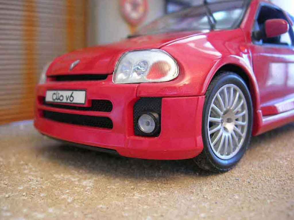 Renault Clio V6 rood 1/18 Universal Hobbies