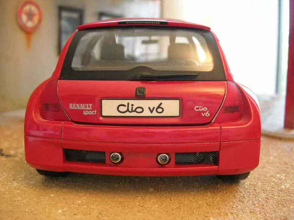 Renault Clio V6 rood 1/18 Universal Hobbies