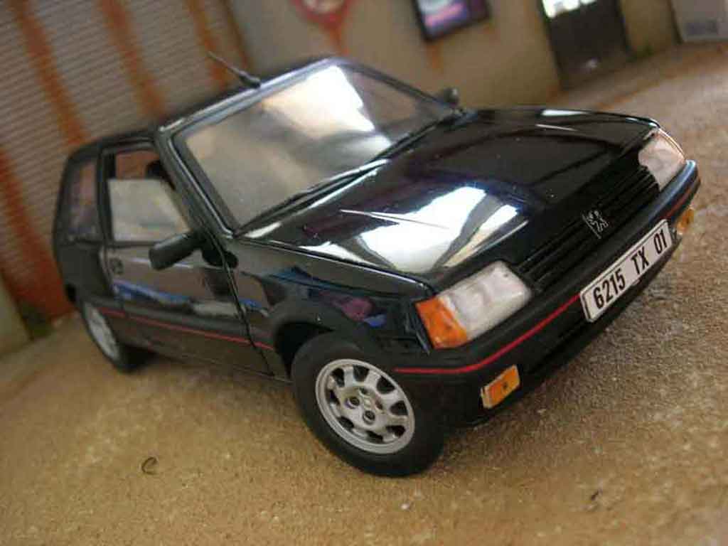 Peugeot 205 GTI 1.9 zwart onyx 1/18 Solido