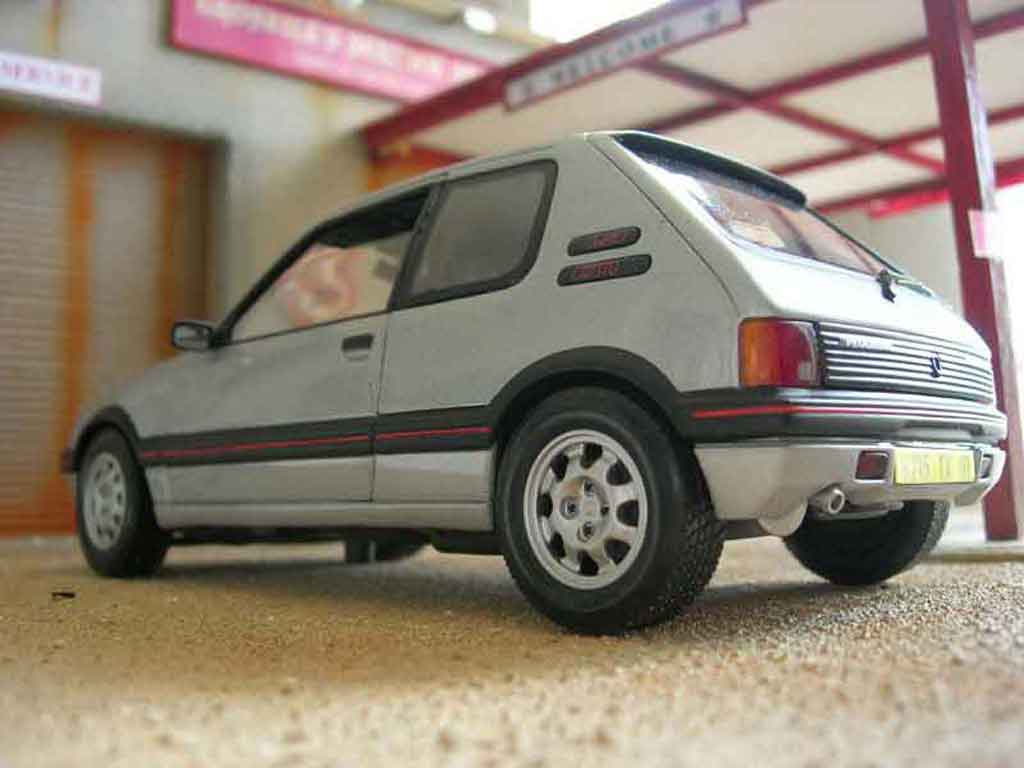 Peugeot 205 GTI 1.9 grijs futura 1/18 Solido