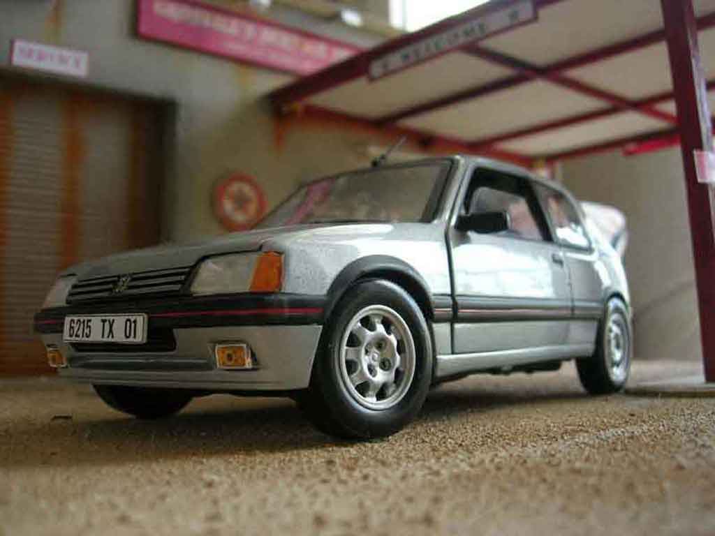Peugeot 205 GTI 1.9 grijs futura 1/18 Solido