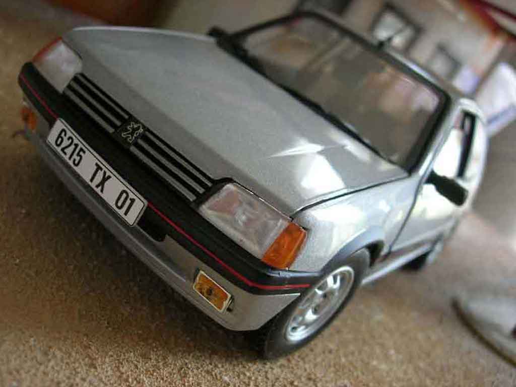 Peugeot 205 GTI 1.9 grijs futura 1/18 Solido