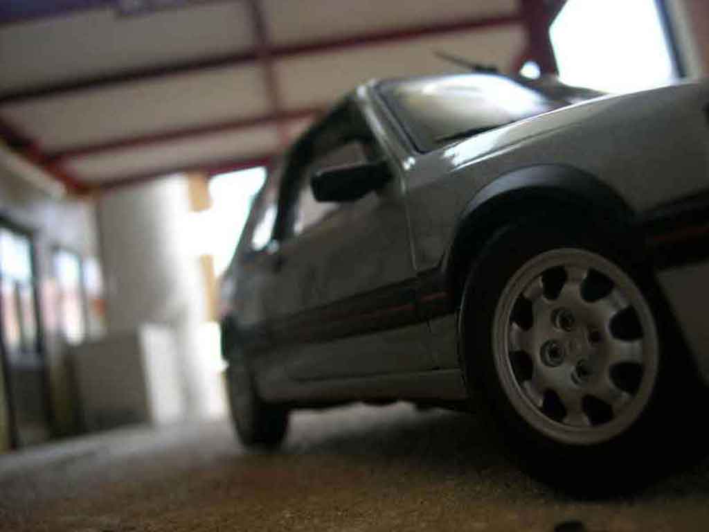 Peugeot 205 GTI 1.9 grijs futura 1/18 Solido