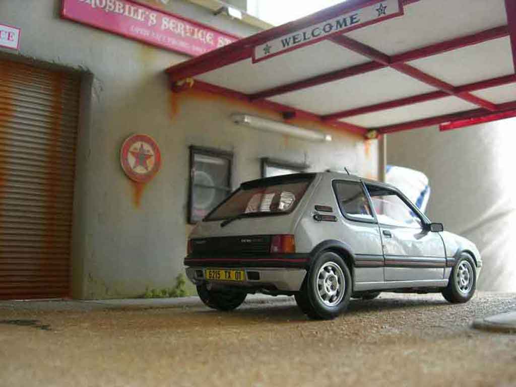 Peugeot 205 GTI 1.9 grijs futura 1/18 Solido