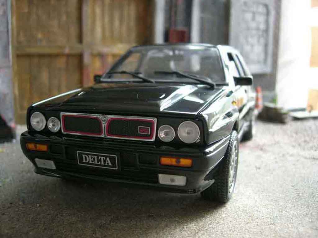 Lancia Delta HF Integrale 1/18 Sun Star HF Integrale 16s zwart modelauto