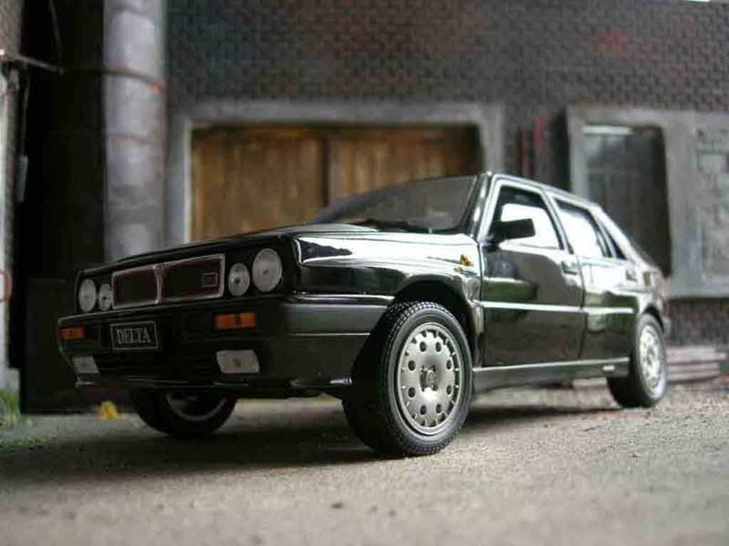 Lancia Delta HF Integrale 16s zwart 1/18 Sun Star