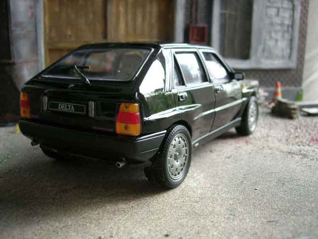 Lancia Delta HF Integrale 16s zwart 1/18 Sun Star