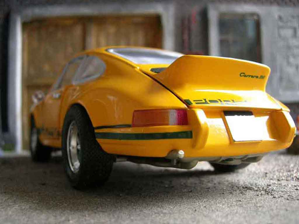 Porsche 911 RS 2.7 geel 1/18 Universal Hobbies