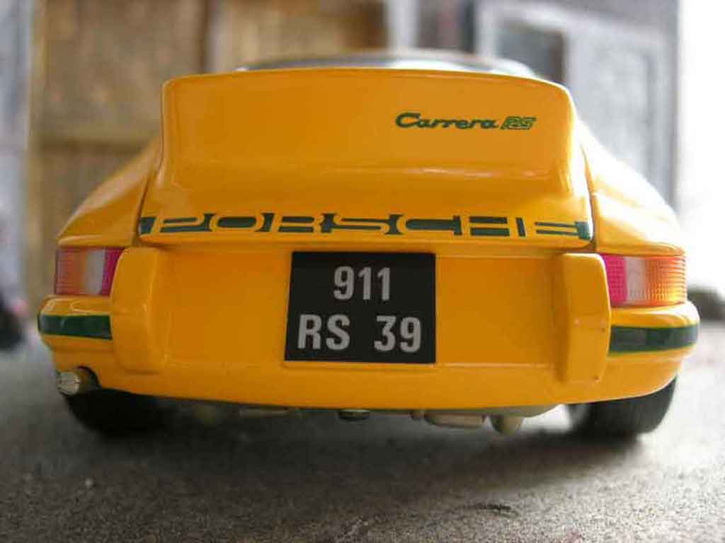 Porsche 911 RS 2.7 geel 1/18 Universal Hobbies