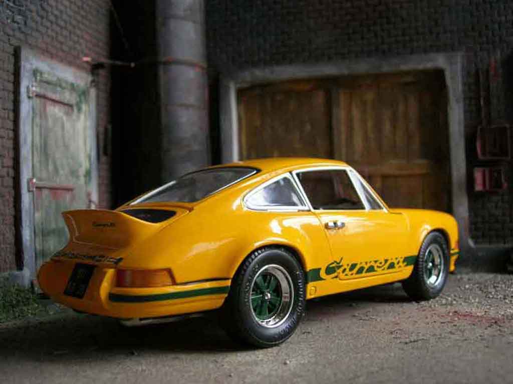 Porsche 911 RS 2.7 geel 1/18 Universal Hobbies