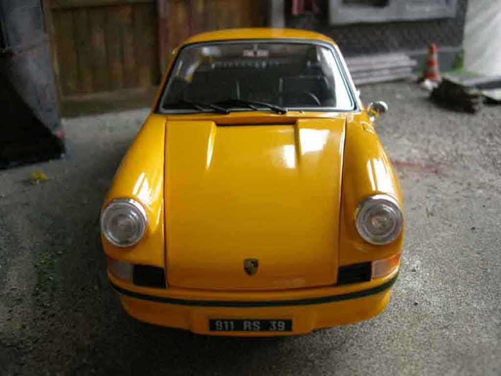 Porsche 911 RS 1/18 Universal Hobbies RS 2.7 geel modelauto