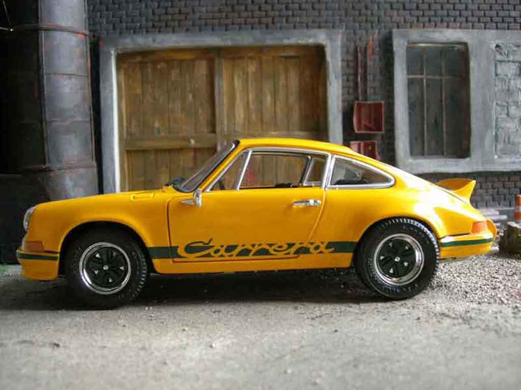Porsche 911 RS 2.7 geel 1/18 Universal Hobbies