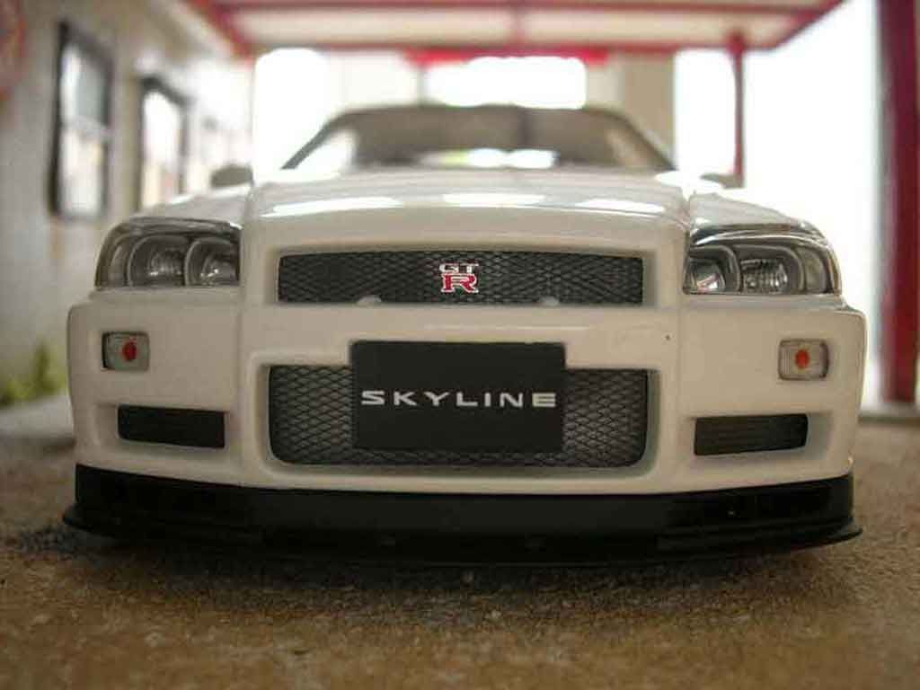 Nissan Skyline R34 gtr v-spec ii wit 1/18 Autoart