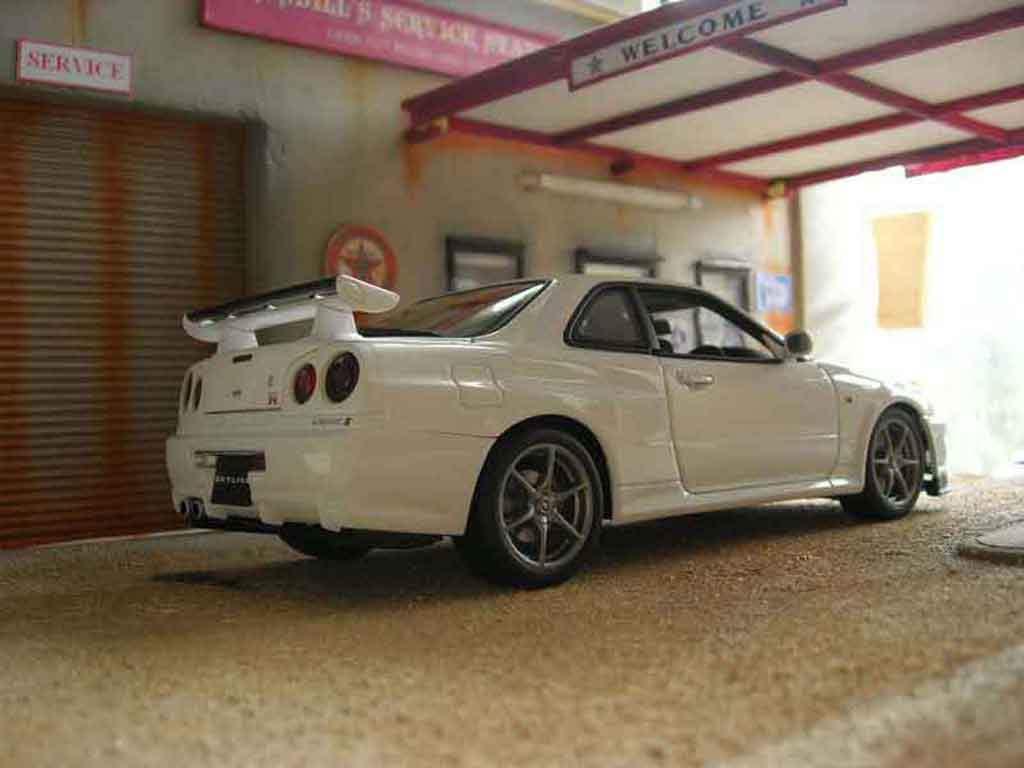 Nissan Skyline R34 gtr v-spec ii wit 1/18 Autoart